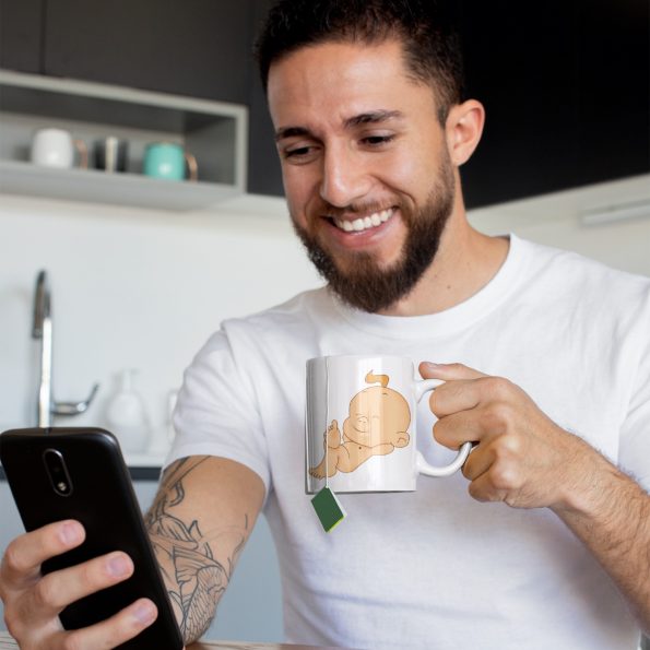 mug-mockup-of-a-tattooed-man-having-some-tea-at-home-24017 (11)